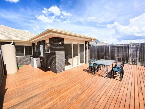 バルコニー/テラス, Entire lovely house with 3 bedrooms, good location near Canberra Reptile Zoo