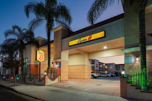 Super 8 by Wyndham North Hollywood