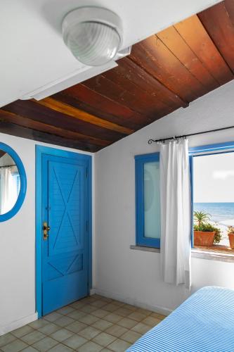 Double Room with Sea View image 5