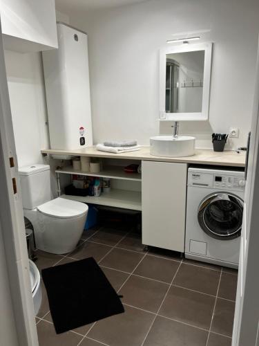 Bathroom, LCY Home - Superbe appartement de plein pied in Mantes-la-Ville