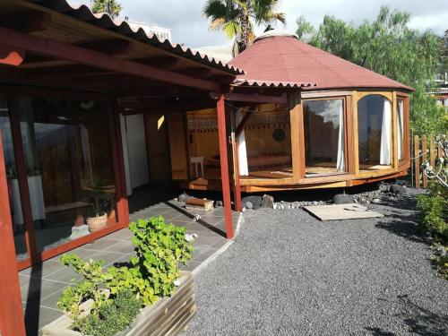 Wunderschöner Pavillon aus Holz +Wohnküchenhöhle