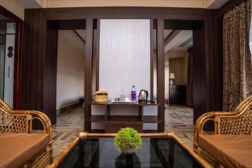 King Room with Balcony room in East Land Bed & Breakfast