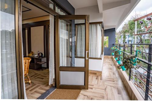 King Room with Balcony image 9