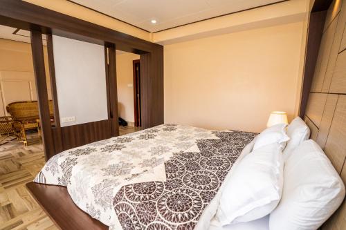 King Room with Balcony image 1