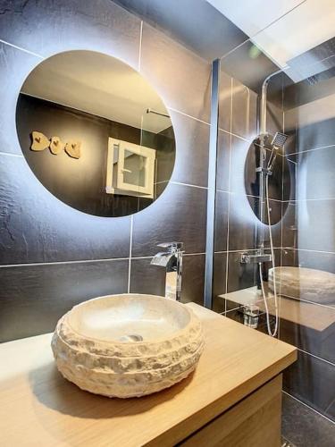 Bathroom, Sauna Jacuzzi cosy 3 pers in Saint-Germain-les-Corbeil