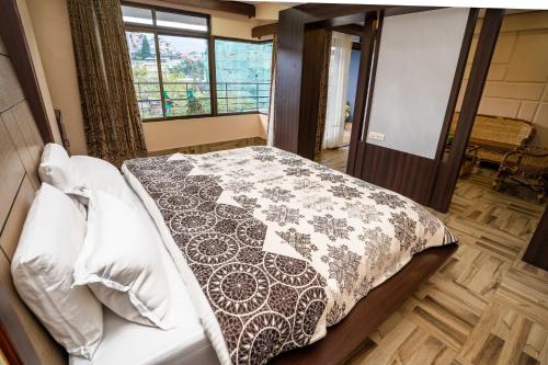 King Room with Balcony image 5