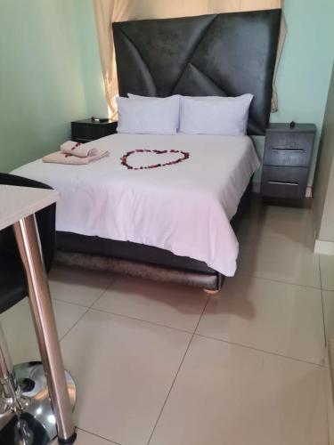 Sunset View Palace Guest House in Mabopane