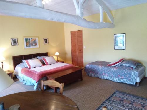 1 king bed, 1 twin bed