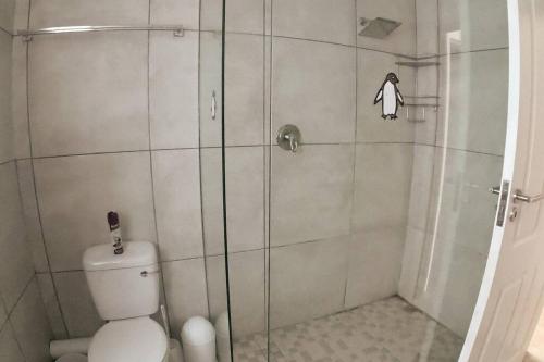 Dušš, Apt on Beach front, Modern 2BR Solar, 50m to beach in Strandfontein