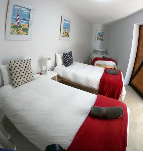 Apt on Beach front, Modern 2BR Solar, 50m to beach in Strandfontein