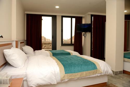 1 king bed, 2 twin beds