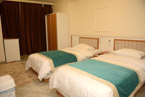 2 twin beds