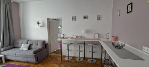 Sweet 16 Apartment in the Party District - Tap to explore photos