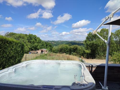 maison au bord du bois toute équipée avec jaccuzzi (maison au bord du bois toute equipee avec jaccuzzi) in 孔布蘭歐蓬