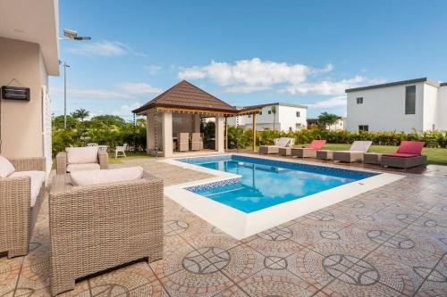 Swimming pool, The Green Palms 5 Bedroom villa with pool / garden in Playa Dorada