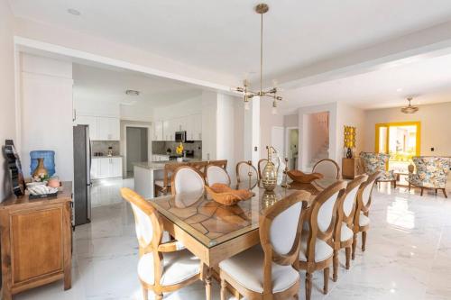 The Green Palms 5 Bedroom villa with pool / garden in Playa Dorada