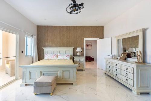 The Green Palms 5 Bedroom villa with pool / garden in Playa Dorada