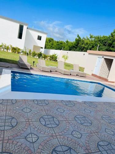 The Green Palms 5 Bedroom villa with pool / garden - image 3