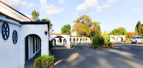 Hotelli välisilme, Azalea Motel - Under New Management in Coonabarabran