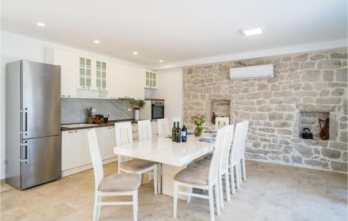 Amazing Home In Brijesta With Outdoor Swimming Pool, 5 Bedrooms And Wifi photo 4