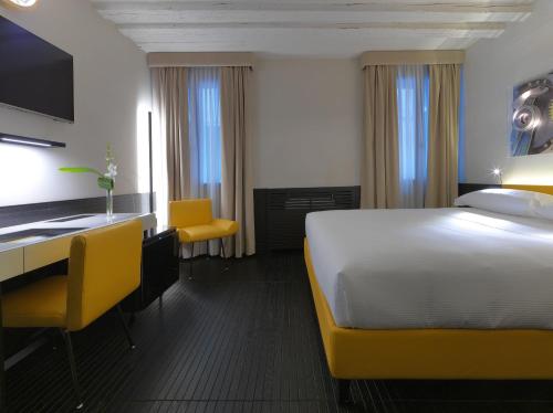 Superior Double Room image 3