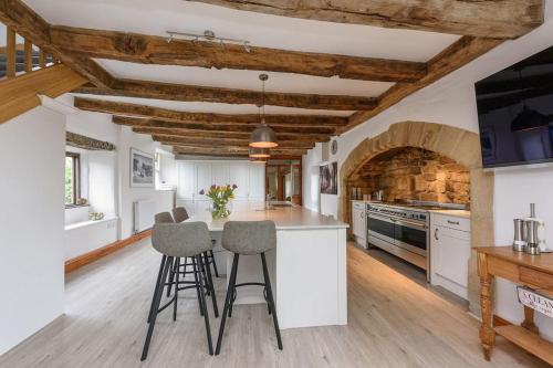 10 Bed Stunning House in village, with Hot Tub in Wylam