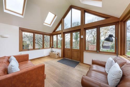 10 Bed Stunning House in village, with Hot Tub in Wylam