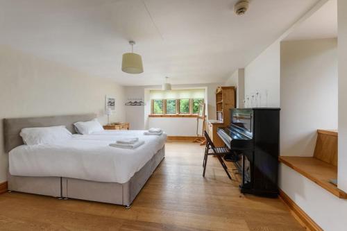 10 Bed Stunning House in village, with Hot Tub in Wylam