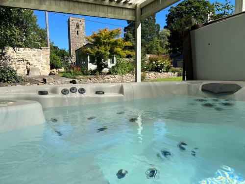 10 Bed Stunning House in village, with Hot Tub in Wylam