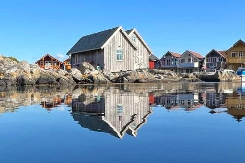 . Exceptional Cottage 2 meters from the sea, possible to rent boat, Bekkjarvik, 60 km from Bergen