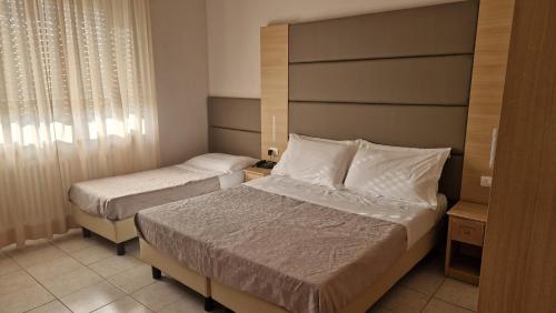 1 double bed, 2 twin beds
