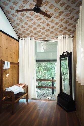 1 queen bed, 2 futon beds