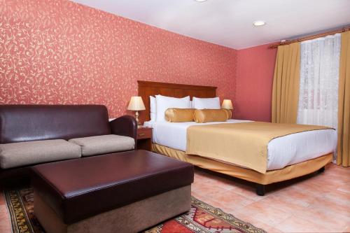 Deluxe Suite with Sea View image 2
