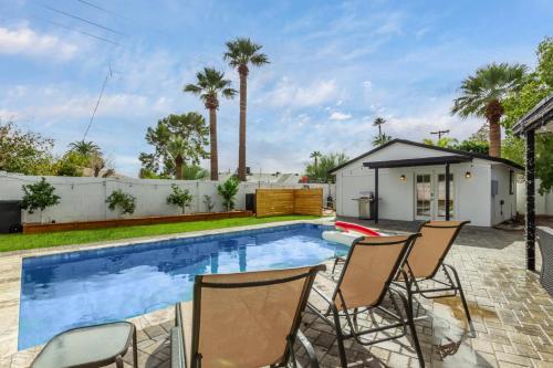 Modern Home with heated pool and guest house