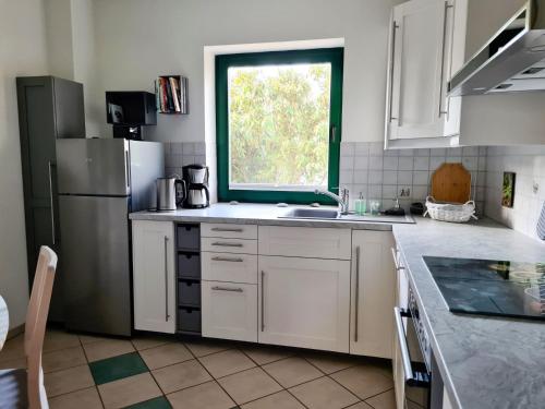 keuken, Appartement Uttied mit Terrasse und Garten - 4 Sterne DTV in Rambin