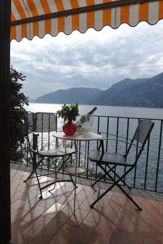 Nest on The Lake, Marone
