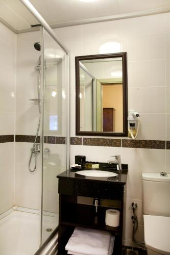 Deluxe Suite with Sea View image 5