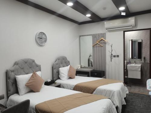 2 twin beds