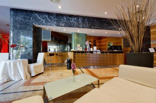 Park Hotel - image 12