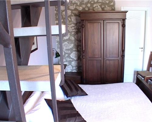 1 queen bed, 1 twin bed