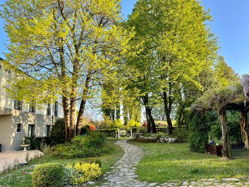 Сад, Hotel all'Orso in Ронкаде
