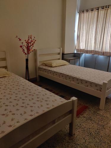 2 twin beds