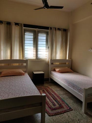 2 twin beds