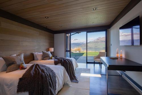 407140375 Lodge Lorien