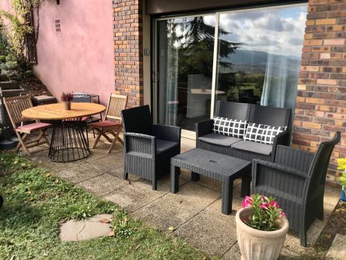 Chez Isa, loft 55m2, jardin, vue, parking, entrée autonome (Chez Isa, loft 55m2, jardin, vue, parking, entree autonome) in Ceyrat (Auvergne)