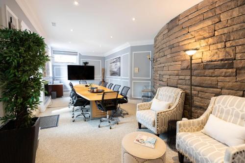 นิวตัน วิลล่า (Newton Villa) in แบรมพ์ตัน (ON)