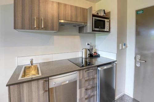 Cozinha, Ramada Suites by Wyndham Queenstown Remarkables Park in Frankton