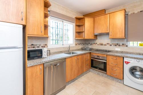 Konyha, VILLA ALEGRIA Big terrace, private pool & parking in Mijas Costa