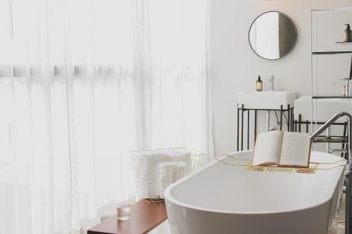 ห้องน้ำ, ซันแดนซ์ เดย์คลับ หัวหิน (Sundance Dayclub Hua Hin) near หมูบ้าน ช้าง