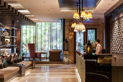 Shared lounge/TV area, Montraj Continent Sukhumvit Bangkok near Amimoto